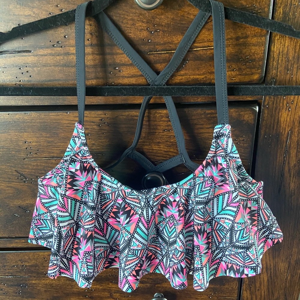 NWT Tribal Flounce Bikini Top🌸